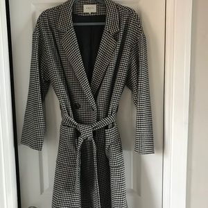 Ladies houndstooth 3/4 coat.
